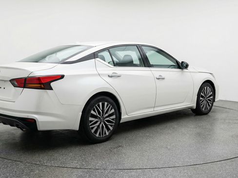 Used 2025 Nissan Altima 2.5 SV image 9