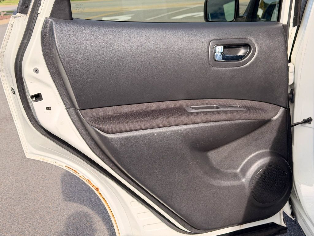 Used 2015 Nissan Rogue S w/ Convenience Package AWD/4WD image 11