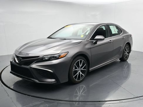 Used 2024 Toyota Camry SE FWD image 4