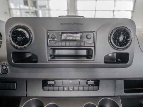 Used 2025 Mercedes-Benz Sprinter 2500 image 19