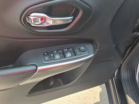 Used 2021 Jeep Cherokee Latitude Plus AWD/4WD image 13