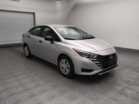 Used 2025 Nissan Versa S FWD image 11
