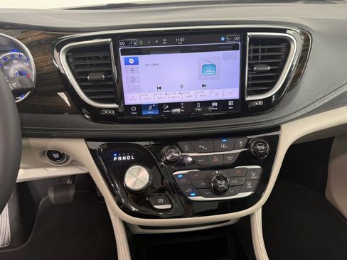 Used 2024 Chrysler Pacifica Limited FWD image 20