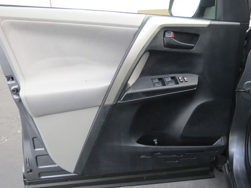 Used 2013 Toyota RAV4 XLE FWD image 28