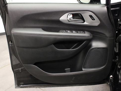 Used 2026 Chrysler Pacifica Limited w/ S Appearance Package FWD image 19