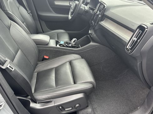 Used 2025 Volvo XC40 B5 Ultra image 16