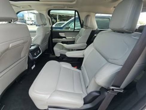 Used 2025 Ford Expedition Active AWD/4WD image 12
