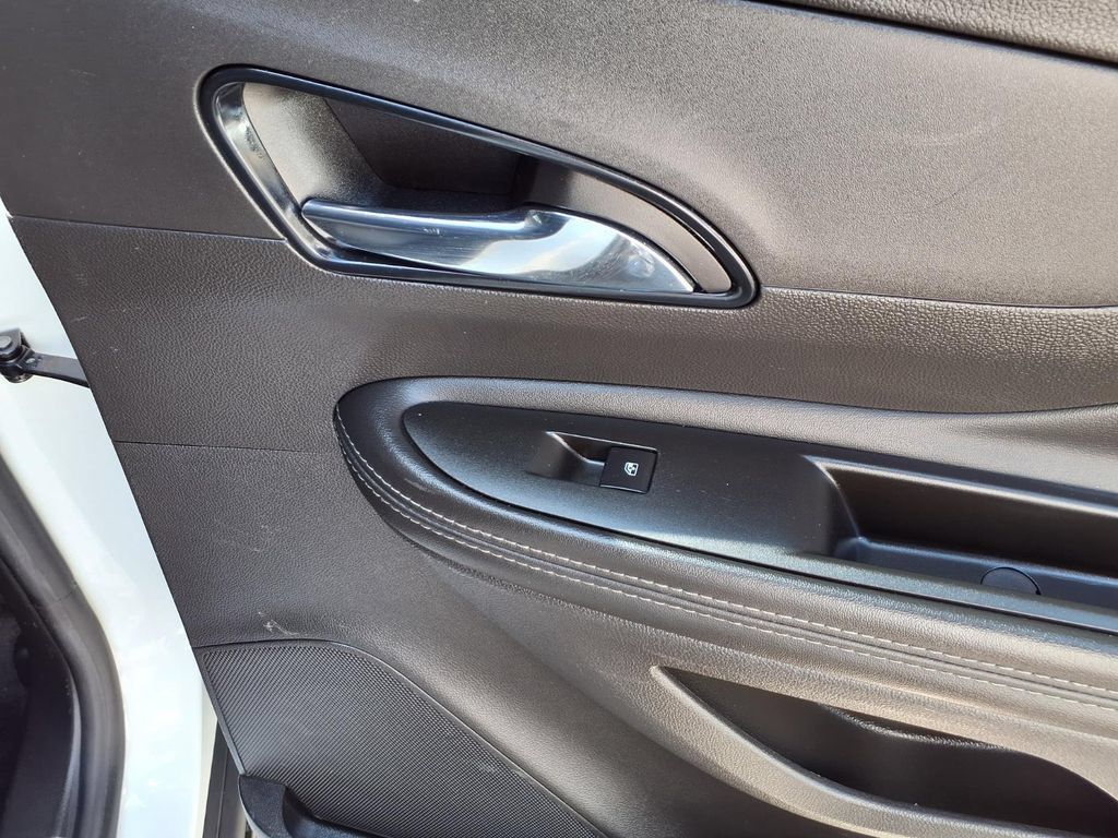 Certified 2021 Buick Encore Preferred FWD image 24