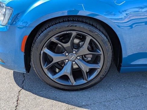 Used 2020 Chrysler 300 Touring w/ Sport Appearance Package RWD image 9