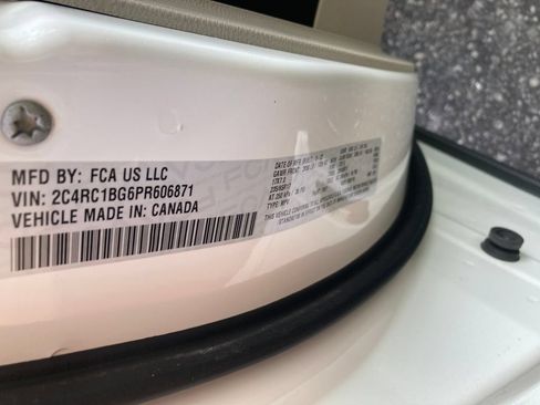 Used 2023 Chrysler Pacifica Touring-L FWD image 37