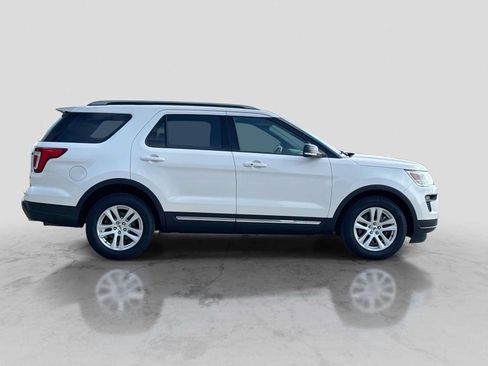 Used 2018 Ford Explorer XLT w/ XLT Technology Feature Bundle FWD image 7