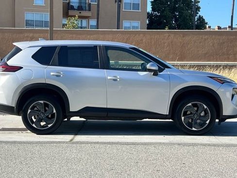 Used 2024 Nissan Rogue SV AWD/4WD image 3