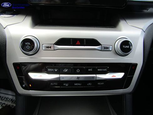 Certified 2022 Ford Explorer XLT w/ Equipment Group 202A AWD/4WD image 40