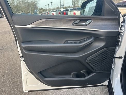 New 2026 Jeep Grand Cherokee Altitude image 12