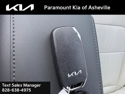 New 2025 Kia Niro EX Touring image 28