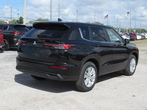 New 2026 Mitsubishi Outlander ES FWD image 3