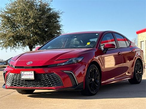 Used 2025 Toyota Camry SE image 3