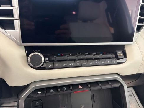 Used 2025 Toyota Sequoia Capstone AWD/4WD image 33