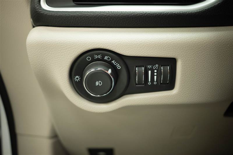 Used 2024 Chrysler Pacifica Limited FWD image 29