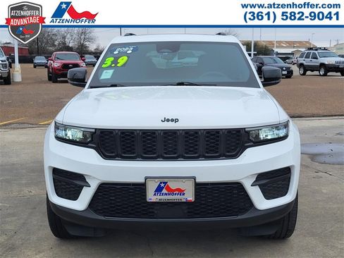 Used 2023 Jeep Grand Cherokee Altitude image 2