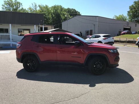Used 2026 Jeep Compass Latitude AWD/4WD image 3