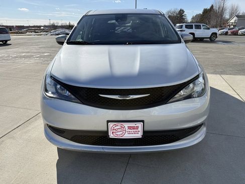 Used 2023 Chrysler Voyager LX image 3