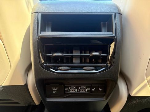 Used 2025 Jeep Grand Cherokee Limited w/ Luxury Tech Group II RWD image 27
