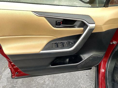 Used 2020 Toyota RAV4 LE image 8