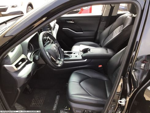 Used 2022 Toyota Highlander XLE FWD image 12