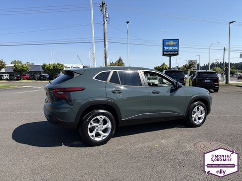 Used 2025 Chevrolet Trax LS w/ LS Convenience Package FWD image 6