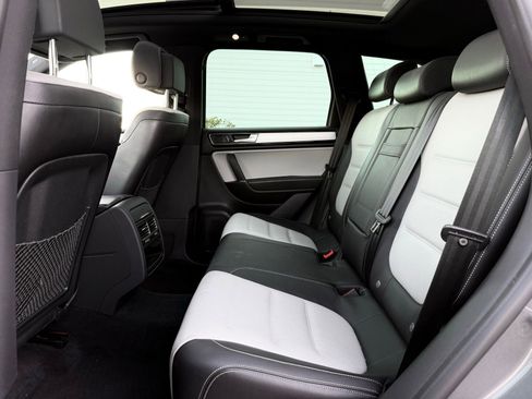 Used 2017 Volkswagen Touareg Wolfsburg Edition image 23