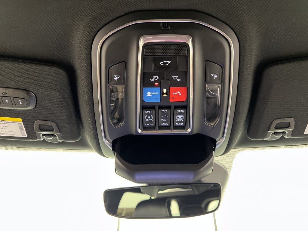 Used 2025 Jeep Grand Cherokee Summit w/ Obsidian Package AWD/4WD image 72