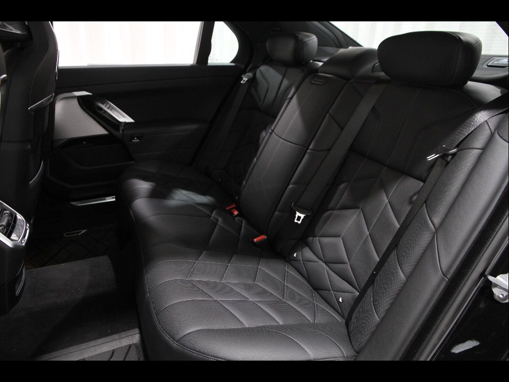 Used 2024 BMW 760i xDrive AWD/4WD image 19