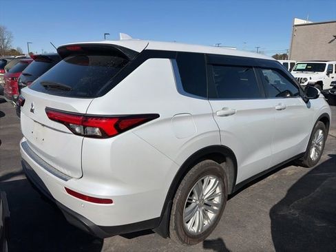 Used 2022 Mitsubishi Outlander ES image 12