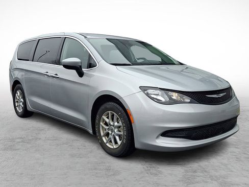 Certified 2023 Chrysler Voyager LX image 3