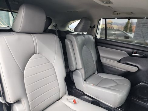 Used 2022 Toyota Highlander XLE AWD/4WD image 18