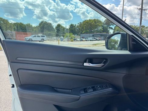 Used 2025 Nissan Altima 2.5 SV FWD image 15