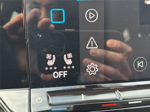 Used 2024 Volkswagen Atlas SE image 19