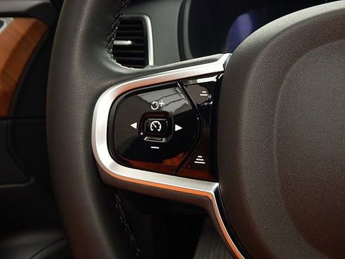 Certified 2025 Volvo XC90 B6 Plus image 29