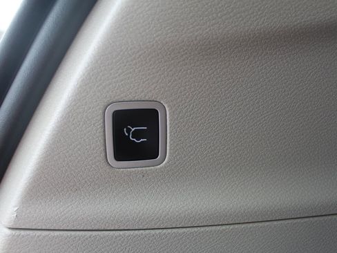 Used 2023 Chrysler Pacifica Touring-L image 18