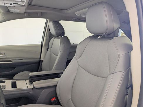 Used 2024 Toyota Sienna Limited image 15