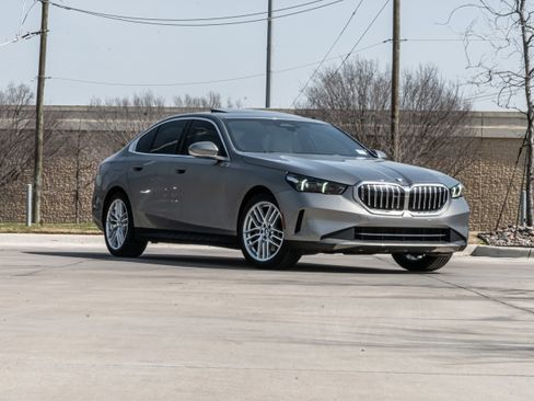 Certified 2024 BMW 530i 530i w/ Convenience Package image 2