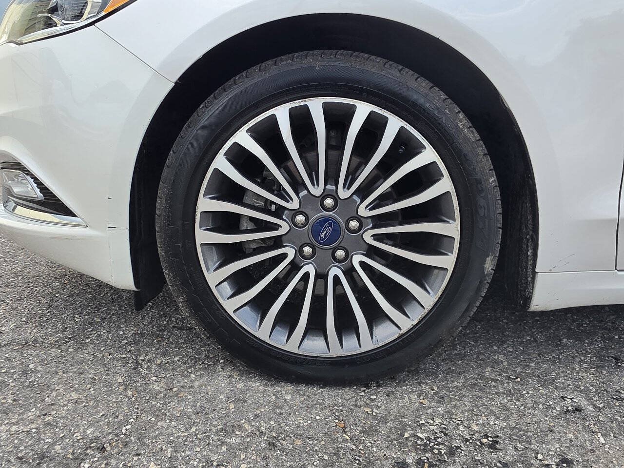 Used 2017 Ford Fusion SE FWD image 8