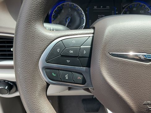Used 2019 Chrysler Pacifica LX FWD image 26