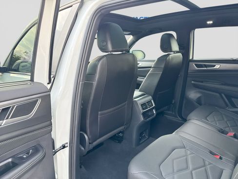 Used 2024 Volkswagen Atlas Cross Sport SE w/ Panoramic Sunroof Package FWD image 25
