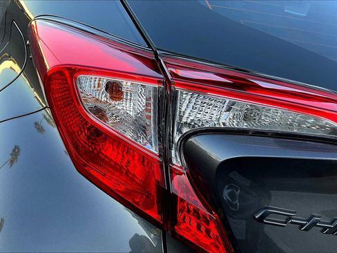 Used 2022 Toyota C-HR XLE image 28