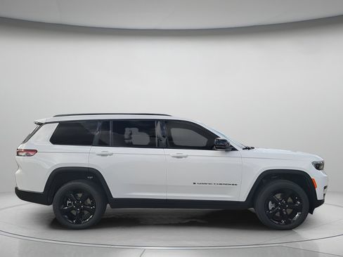 New 2025 Jeep Grand Cherokee L Altitude image 4