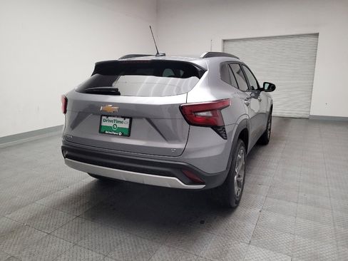 Used 2025 Chevrolet Trax LT w/ LT Convenience Package image 7