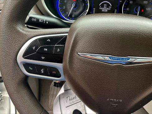 Used 2019 Chrysler Pacifica L FWD image 11