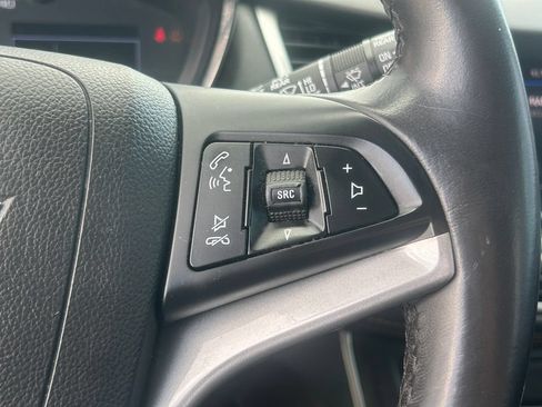 Used 2020 Chevrolet Trax LT w/ LT Convenience Package AWD/4WD image 19